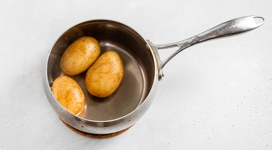 Слоеный салат с курицей, грибами и картофелем