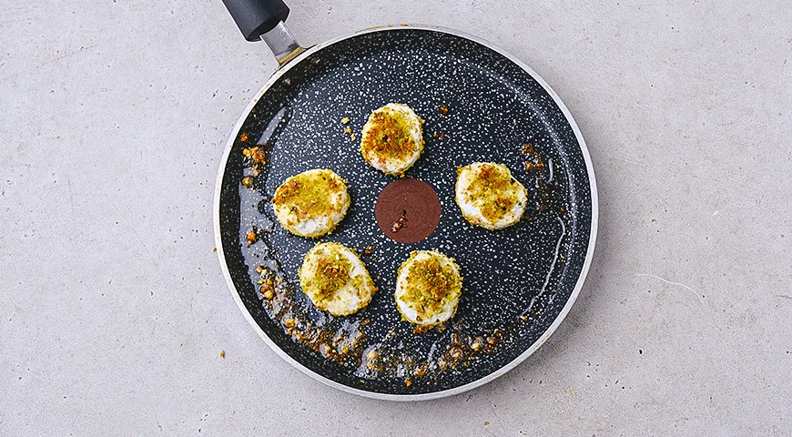 Салат с жареным козьим сыром