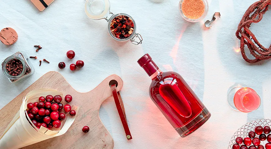 Чтобы настойка получилась вкусной, используйте пропорции ягод к алкоголю 1:3, настаивайте в темноте, ежедневно встряхивайте и обязательно профильтруйте