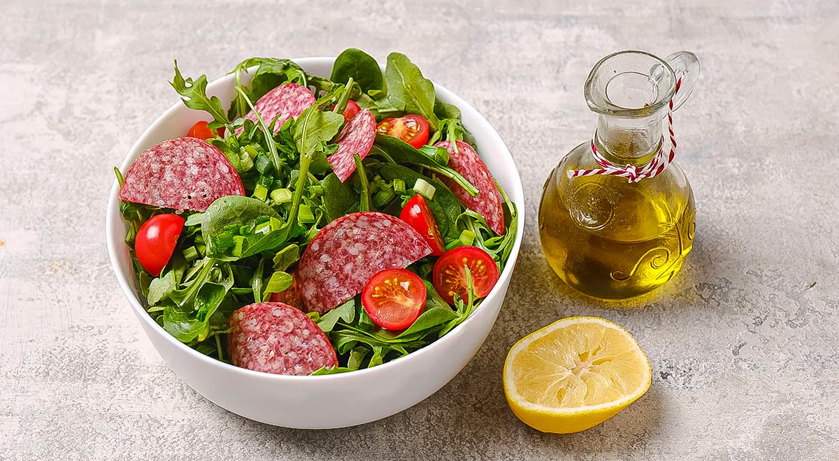 Рецепт салата из руколы с сервелатом и пармезаном