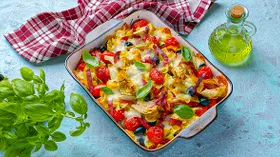 Макаронная запеканка с колбасой и сыром по-средиземноморски