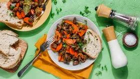 Куриные сердечки с луком и морковью