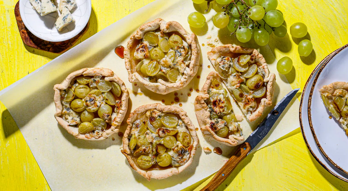 Рецепт галет с виноградом и голубым сыром