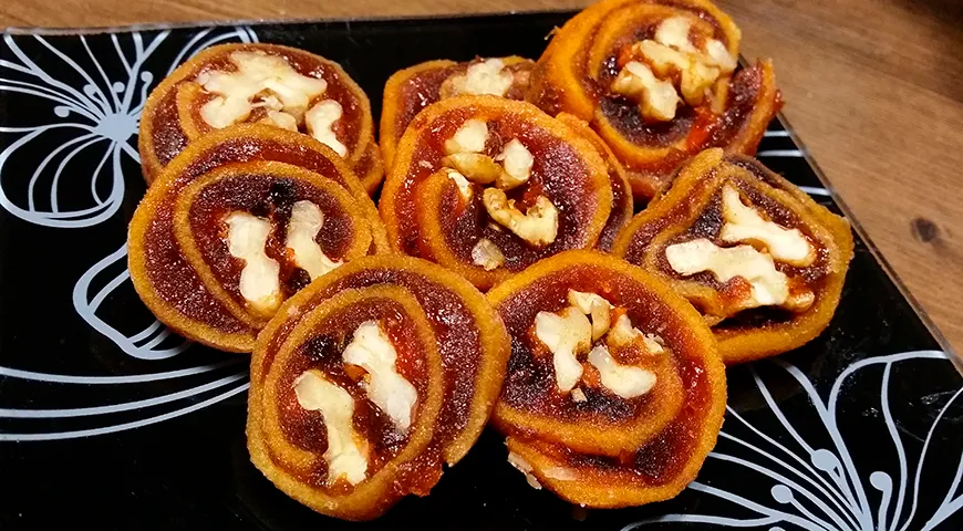 Рулетилки из вяленой хурмы с грецким орехом