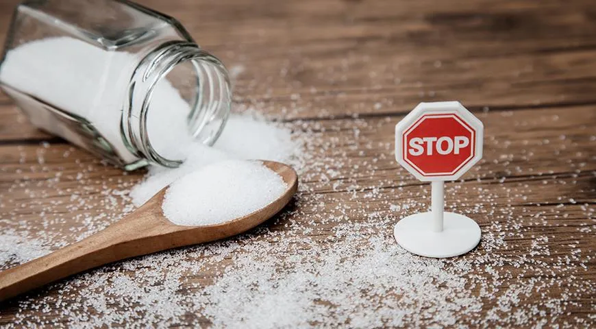 Слишком соленая пища задерживает жидкость в организме, откладывается в ненужных местах и может стать причиной повышенного артериального давления