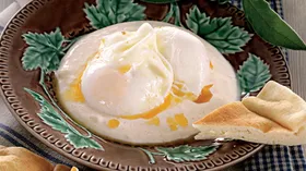 Яйца-пашот по-турецки, с йогуртом и шалфейным маслом