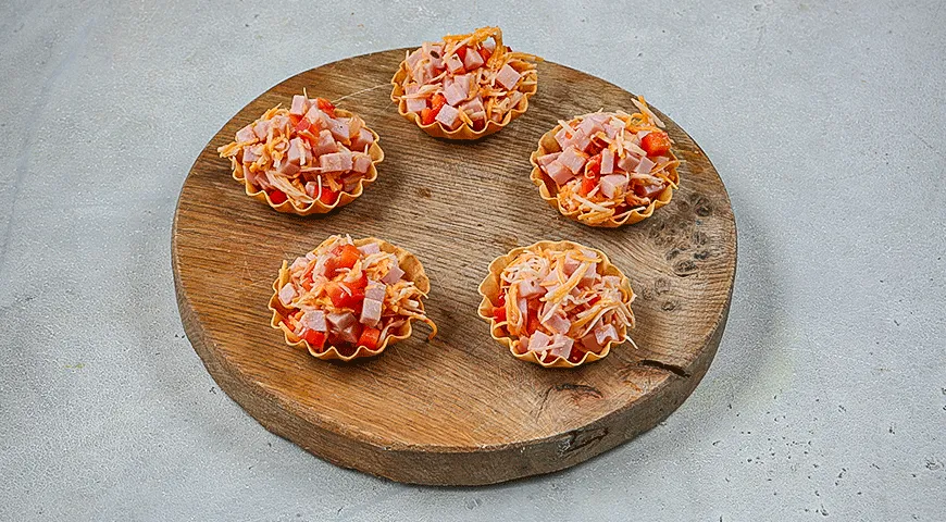 Тарталетки с ветчиной и сальсой