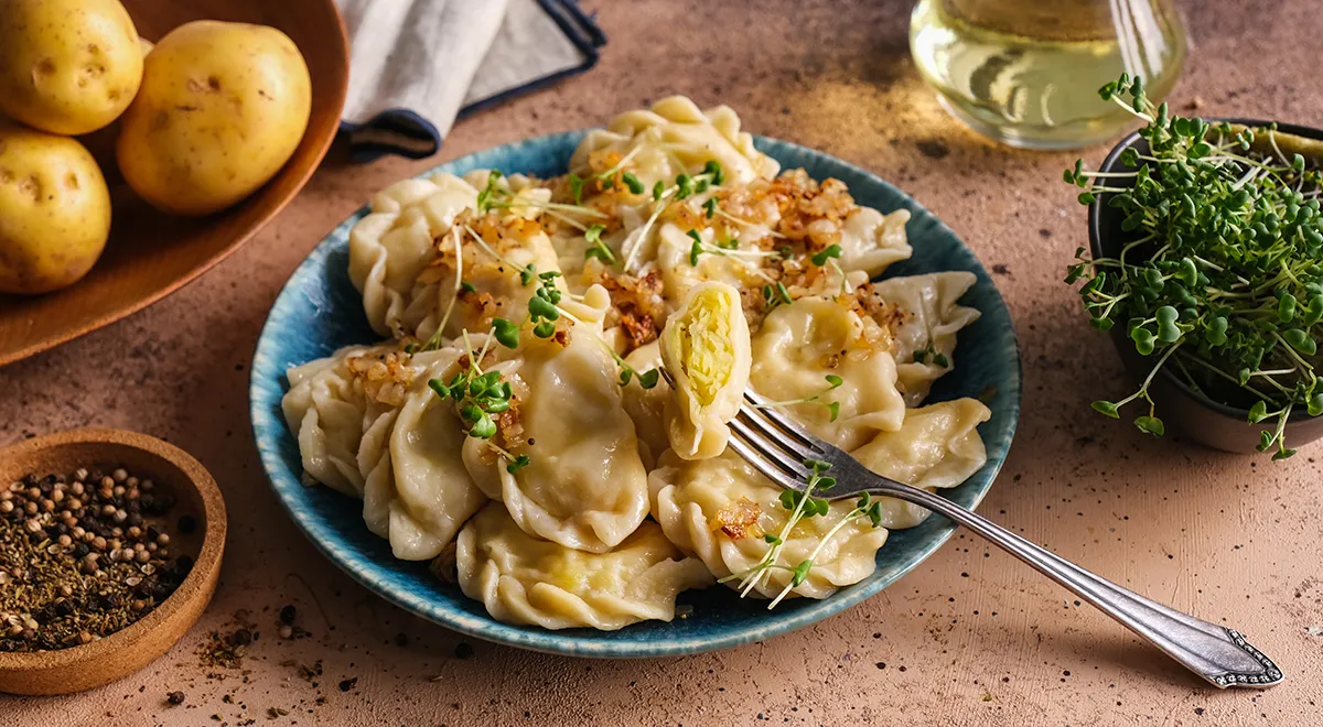 Вареники с салом и сырой картошкой