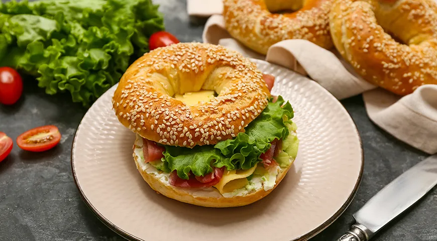 Для контроля веса бейглы лучше употреблять в первой половине дня, сочетая их с белковыми и овощными начинками