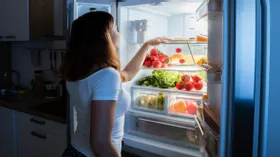 Эксперт раскрыла секрет, можно ли убирать теплую еду в холодильник