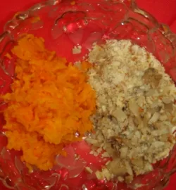 Шаг 3  Соединить грибы и миндаль.  Морковь натереть на мелкой тёрке и добавить к грибам и миндалю.  Тщательно вымесить указанную смесь до состояния пластилина.