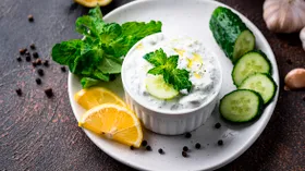 Соус из йогурта с огурцами и лимоном