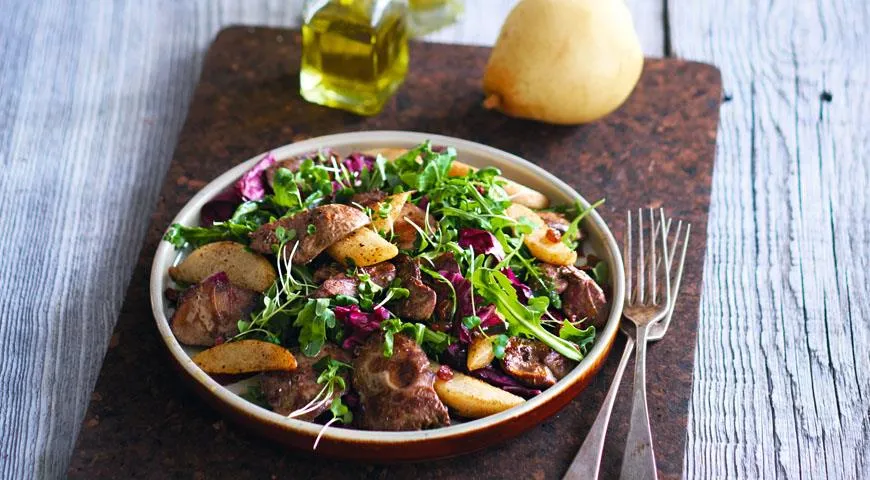 Теплый салат с куриной печенью, грушами нэши и зирой