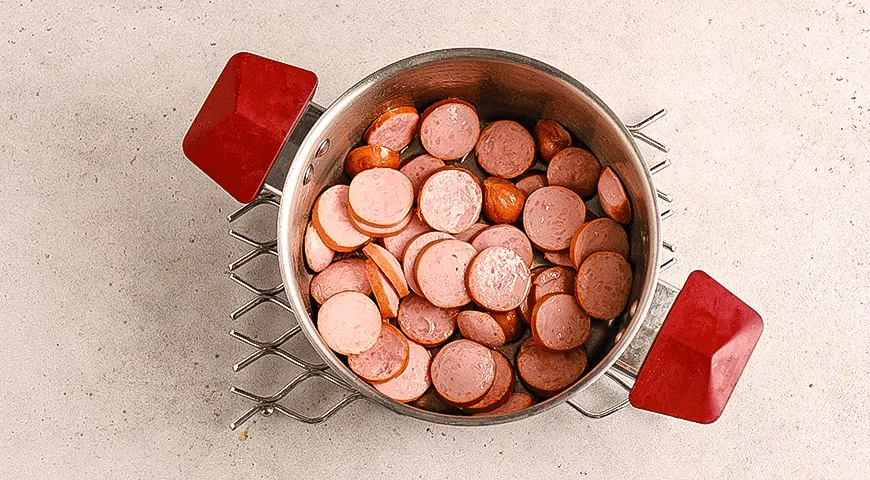 Овощной суп со шпикачками