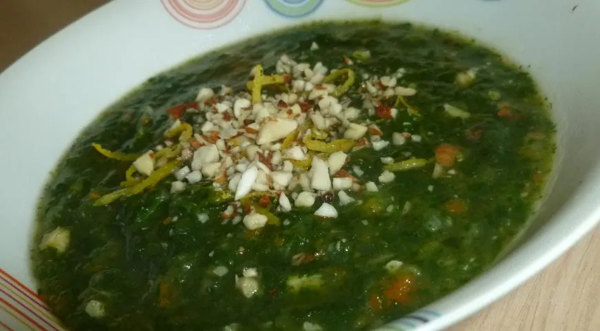 Крем-суп из шпината с миндалем и лимоном