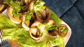 Закуска из тостового хлеба и шпрот