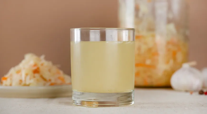 Веганы и вегетарианцы используют сок (рассол) квашеной капусты в качестве натуральной закваски для других домашних ферментированных овощей