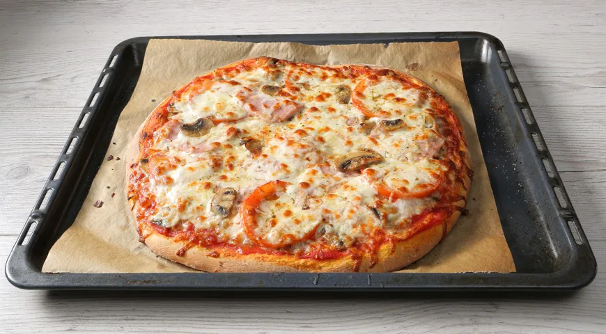 Пицца с шампиньонами, колбасой и сыром - пошаговый фоторецепт