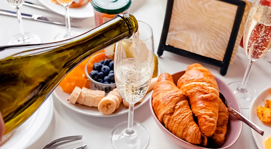 Просекко — это легкое, фруктовое итальянское игристое для аперитива