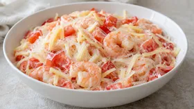 Салат с креветками, фунчозой, помидорами и сыром