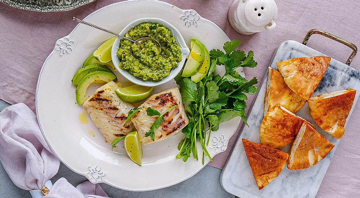 Белая рыба с зеленой сальсой