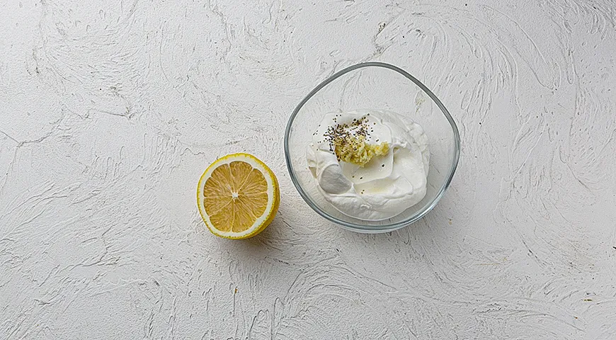 Молодая капуста, жаренная на сковороде, с йогуртово-чесночным