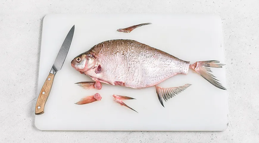 Лещ, запеченный целиком в фольге в духовке