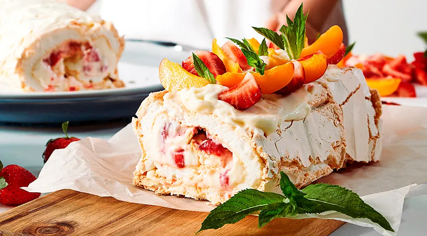 Меренговый рулет появился в Европе, а его прообразом принято считать изделия венской или швейцарской кондитерской школы XIX века