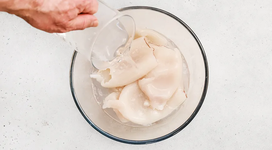 Салат с кальмарами, огурцом и яйцом