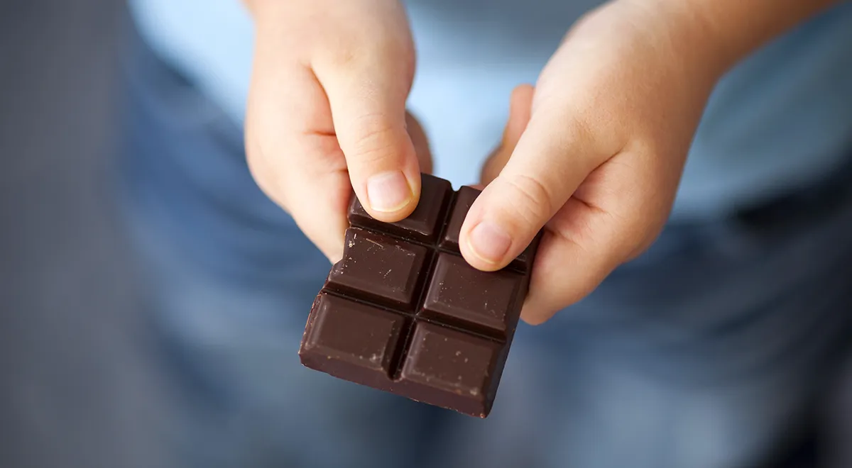 Диетолог предупреждает: горький шоколад опасен для детей