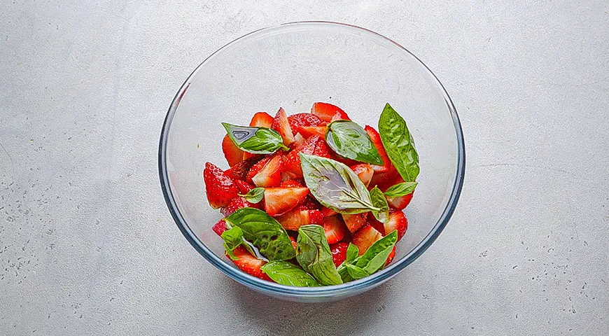 Клубника с бурратой в бальзамике