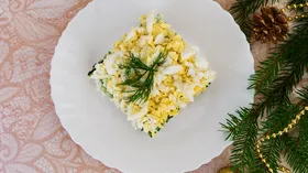 Салат "Новогодний" с кукурузой и рисом