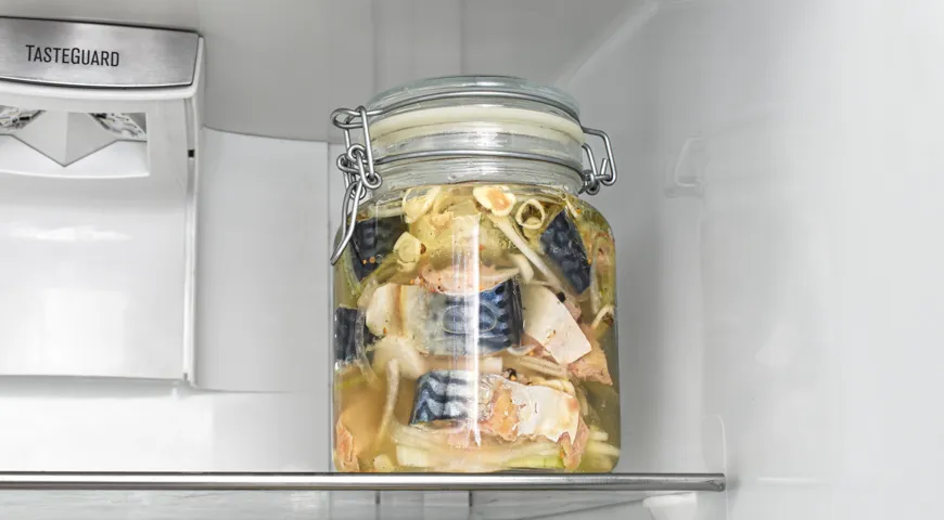 Маринованная скумбрия в масле с луком