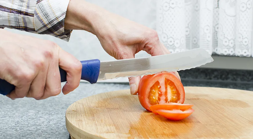 Специальный нож с мелкими зубчиками легко прорезает тонкую кожицу, практически не сдавливая мякоть