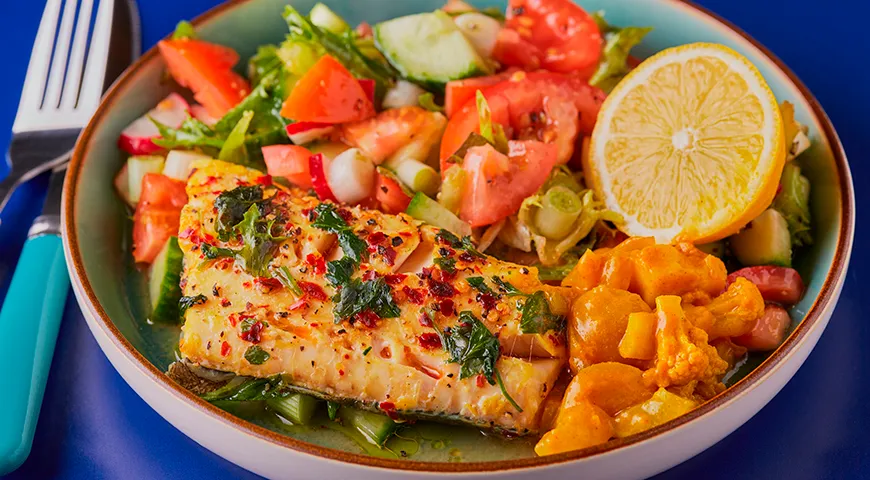 Рыбное филе со смешанным салатом и пикули 