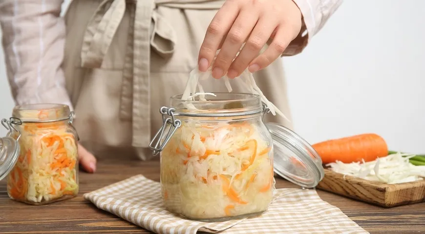 Витамин С и и другие антиоксиданты в квашеной капусте помогают поддерживать молодость кожи 