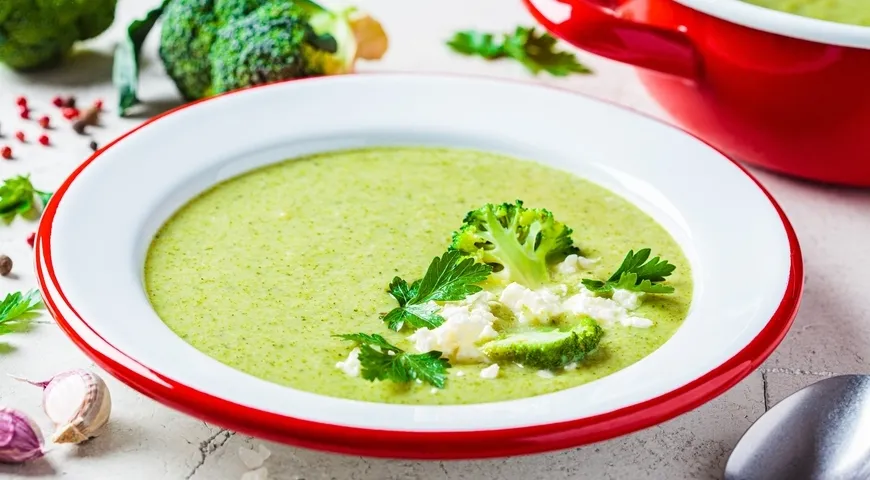 Суп с брокколи, жареным чесноком и фетой