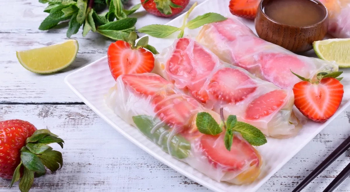 Спринг-роллы с клубникой