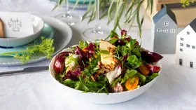 Зеленый салат со сливами