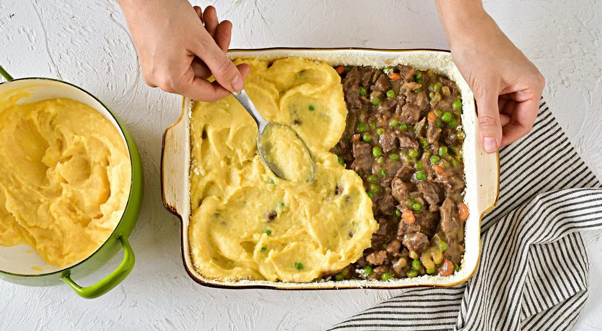 Чередуйте слои в картофельной запеканке с мясом кусочками: пюре – мясо – пюре. Смотрите, как аппетитно!