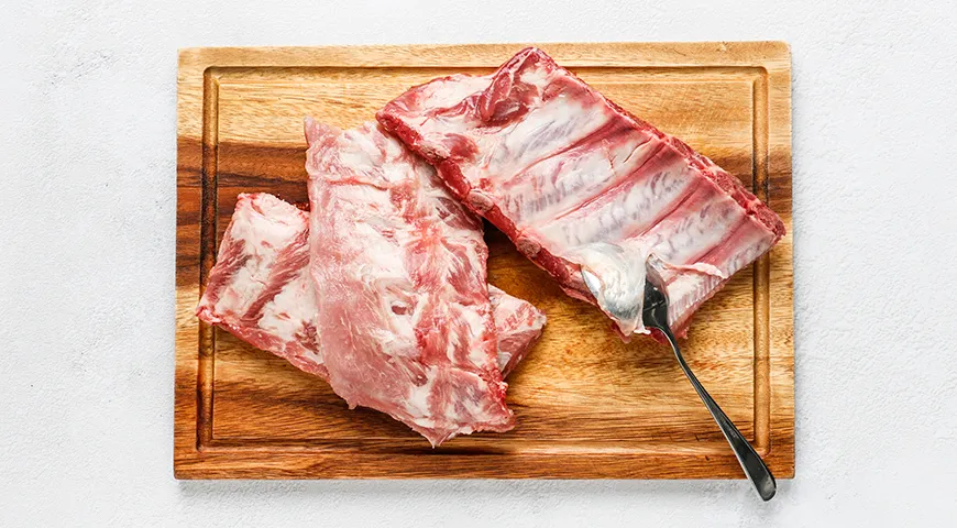 Жареные свиные ребрышки с луком и чесноком