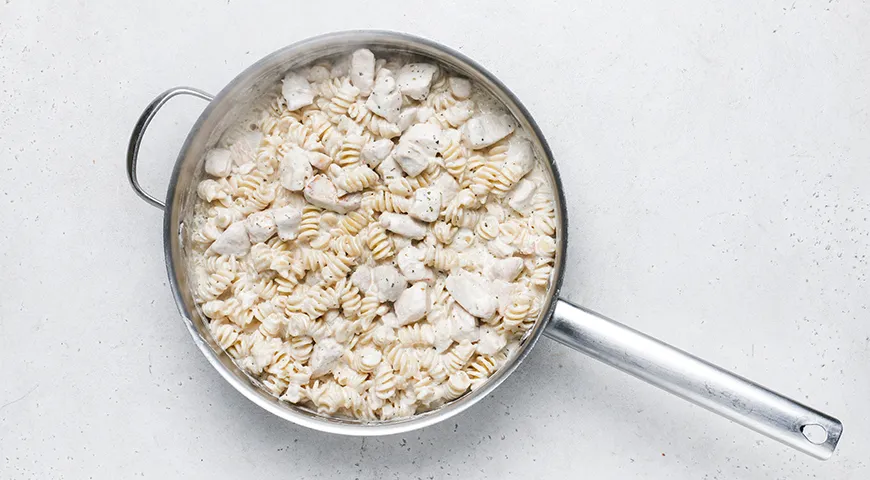 Макароны с курицей в сливочно-сырном соусе