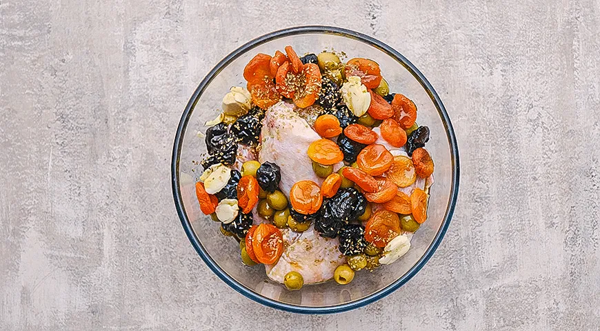 Курица с сухофруктами и оливками