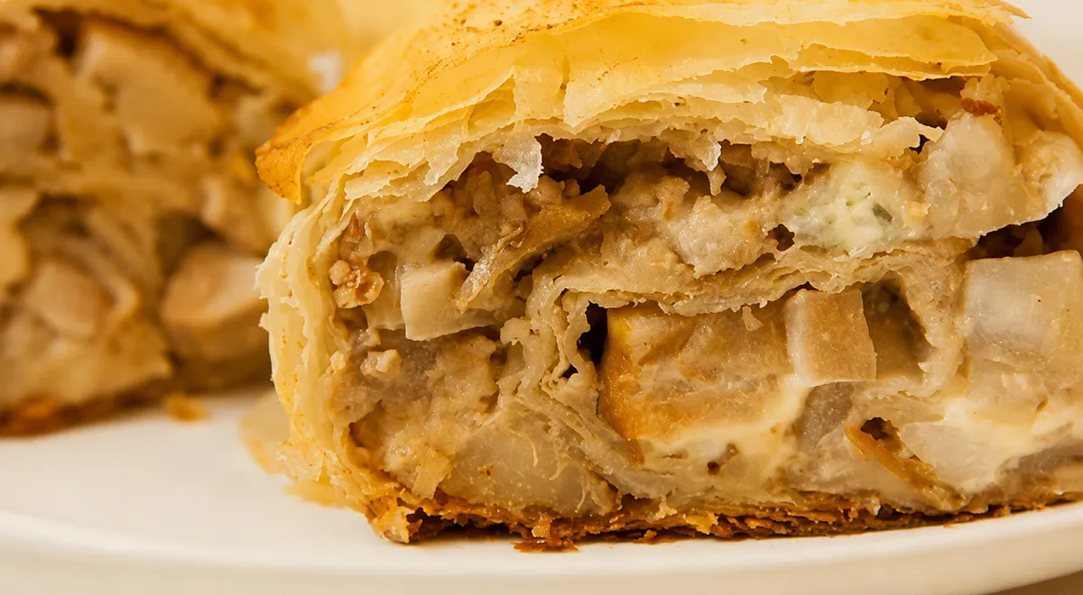 Штрудель с грушами и сыром
