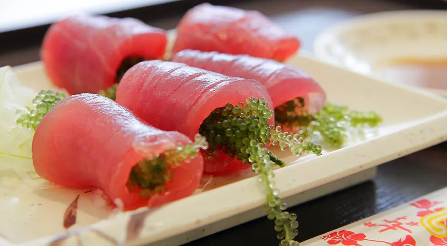 Морской виноград хорошо сочетается с тунцом