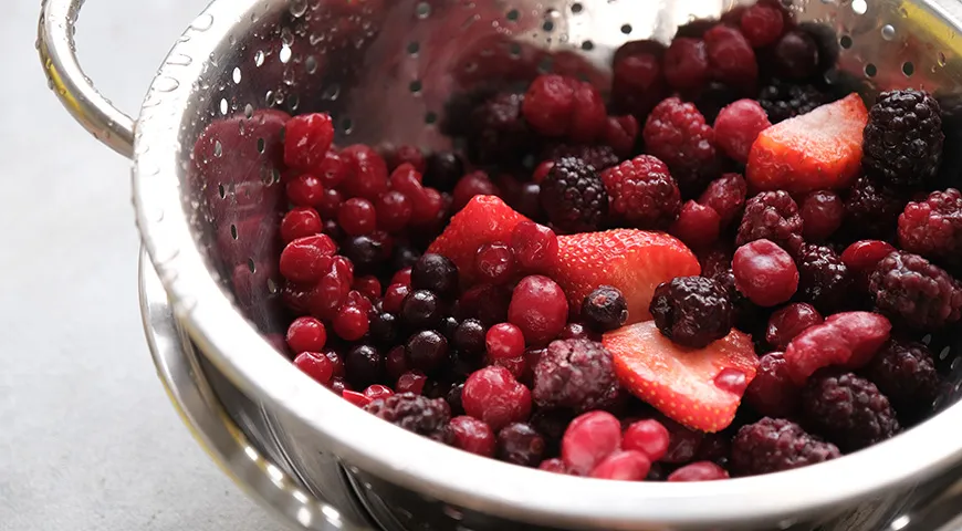 Сполоснуть замороженные ягоды перед варкой нужно, чтобы в них сохранились витамины