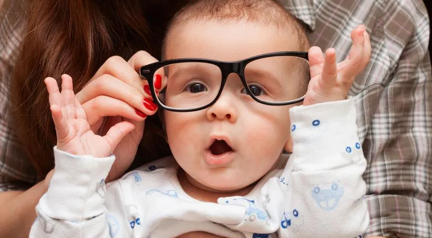 малыш в маминых очках