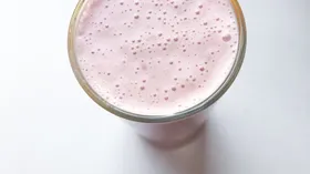 Клубнично-банановый смузи с пломбиром