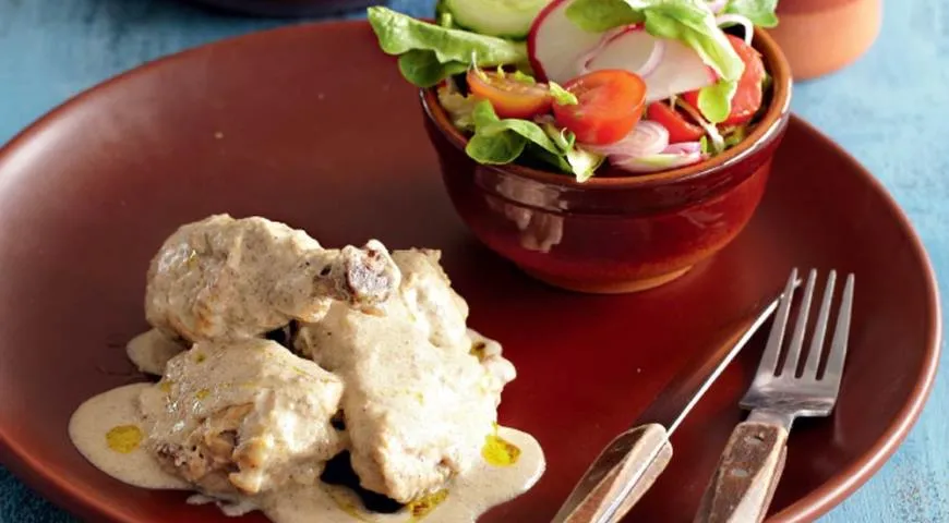 Бресская курица с шампиньонами в сливочном соусе