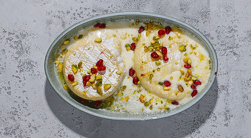Запеченный сыр бри с гранатом и фисташками